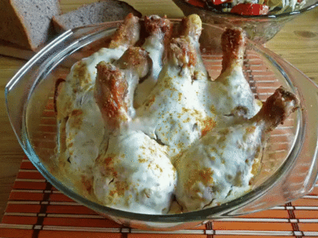 Куриные ножки со сметаной и сыром
 
Ингредиенты: 
- куриные ножки - 10-15 шт. 
- сыр - 100 гр. 
- сметана - 100-150 гр. 
- чеснок - 5 зубчиков. 
- приправа для курицы. 
- соль, чёрный перец.
Приготовление: 
1. Куриные ножки промыть в воде и тщательно посолить. 
2. Выдавливаем чеснок с помощью чеснокодавилки, смешаем с чёрным перцем и приправой для курицы. 
3. Втираем в каждую "ножку", а затем обмакнуть в сметане. 
4. Выложить "ножки" на противень, смазанный топлёным или растительным маслом.