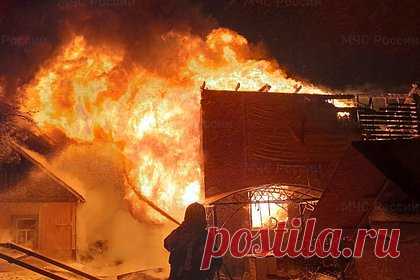 Двое взрослых и двое детей погибли при пожаре в регионе России. Двое взрослых и двое маленьких детей погибли при пожаре в Тульской области. Огонь в частном доме в Киреевском районе вспыхнул около девяти часов вечера в субботу, 18 февраля. Руководитель следственного управления СК России по региону Владимир Усов лично координирует работу следователей на месте происшествия.