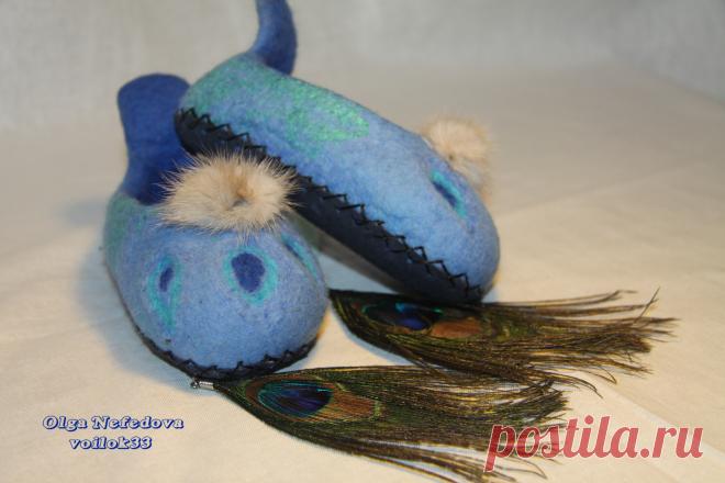 Детские тапочки из войлока "Павлин" (авторский войлок от Ольги Нефедовой www.voilok33.ru). 
Теплые детские тапочки для самых маленьких выполнены их из натуральных материалов - шерсть, кожа мех. 
В них можно не только делать первые шаги по полу, но и одевать как носочки в холодное время. 
Цвет: сине-голубой с зелено-бирюзовыми бликами напоминает царского Павлина. 
Длина стопы 13-14 см (20-22 размер) 
Подшиты натуральной кожей. Отделаны мехом норки.
