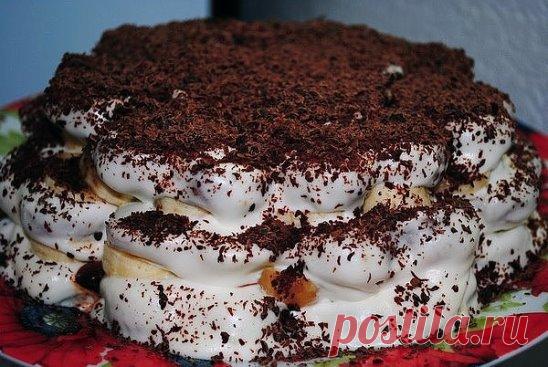 ТОРТ ИЗ ПРЯНИКОВ (БЕЗ ВЫПЕЧКИ)
Ингредиенты:
Сметана (20-30%) - 800 г
Пряники - 600 г
Кокосовая стружка - 150 г
Банан (недозрелый) - 3 шт.
Шоколад тёмный - 50 г
Пудра сахарная - 150 г
Приготовление:
Бананы очищаем от кожуры и нарезаем толстыми кружочками.
Сметану смешиваем с сахарной пудрой.
Дно и бока формы или глубокой миски застилаем пищевой пленкой. На дно выливаем немного сметанного крема и равномерно распределяем.
Каждый пряник окунаем в сметану. (Если пряники большие, разрезаем их попола