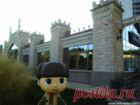Фигурка Funko Виктор Крам на фоне замка в Гольяновском парке.