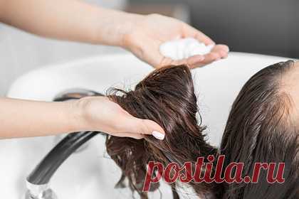 Стилисты раскрыли способы скрыть седину. Редакторы портала Best Life совместно со стилистами раскрыли способы скрыть седые волосы. Так, по словам парикмахера салона красоты Sally Beauty в Техасе Грегори Паттерсона, замаскировать седину поможет осветление. Он отметил, что данная техника окрашивания предотвращает резкий переход от светлых прядей к темным.