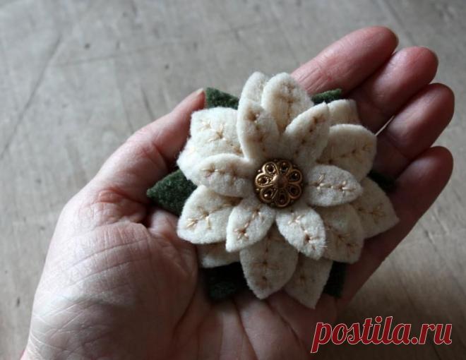Брошь из фетра в винтажном стиле