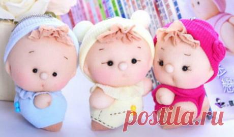 Милые пупсы из капроновых носков: забавная игрушка за один вечер! | Тысяча и одна идея Все знают, для чего нужны носки. Но этот предмет гардероба можно использовать не только по прямому назначению! Такие игрушки изготавливаются в технике текстильной пластики, когда при помощи стежков на простом носке можно создать выразительное личико с натуральными складочками.