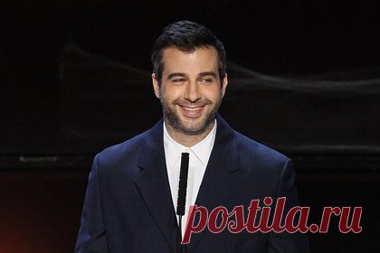 Ургант прокомментировал слухи о своей замене на Первом канале. Телеведущий Иван Ургант прокомментировал сообщения о том, что его программе «Вечерний Ургант» готовят замену на Первом канале, а ведущим нового проекта станет юморист Гарик Мартиросян. В беседе с журналистами он опроверг их. «Не верьте слухам!» — сказал шоумен и добавил, что ждет выхода новых выпусков своей передачи.