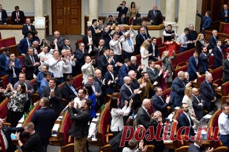 На Украине 200 тысяч чиновников оказались под угрозой из-за языковых законов. Около 200 тысяч украинских чиновников не могут приступить к работе в государственных органах из-за отсутствия сертификата о владении украинским языком. Единственное ведомство, отвечающее за аттестацию госслужащих, пока не успевает выполнять свою работу, что фактически парализовало бюрократическую систему страны.