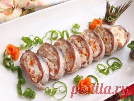 Фаршированная сельдь

Сохрани рецепт! 

Ингредиенты:

Сельдь (крупная) — 1 шт.
Морковь — 0,5 шт.
Яйца куриные — 1 шт.
Сыр плавленый — 40 г
Масло сливочное — 20 г
Масло оливковое — 1 ст. л.

Приготовление:

1. Селедку очистить от внутренностей и костей так, чтобы получилось два филе. Хвостик можно оставить для украшения.
2. С каждого филе срезать мякоть сельди, чтобы филе стало толщиной примерно 5 мм.
3. Мякоть сельди порезать кусочками. Также порезать кубиками отварную мор...