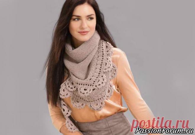 Треугольный платок со связанной крючком каймой