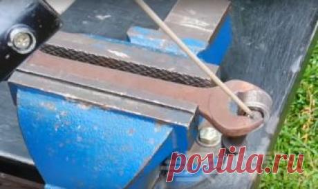 Полезная самоделка из гаечного ключа Изготовив себе такой универсальный инструмент для мастерской или домашнего пользования, вы сможете быстро и без особых усилий затягивать сверла в патроне сетевой электродрели или сверлильного станка. Это действительно удобно и практично.        Причем сделать это приспособление своими