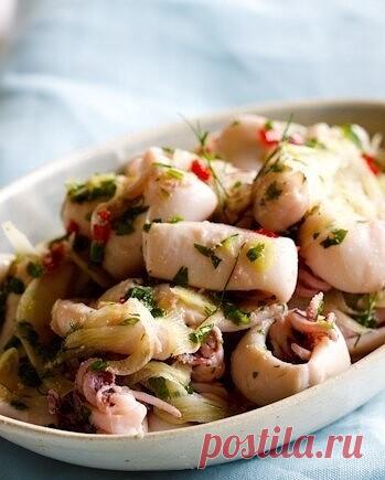 Маринованные кальмары 
 
Итого на 100 грамм 60 ккал
Б/Ж/У 12.9 / 0.3 / 1.8

Ингредиенты: 
Сок лимона – 50 мл (примерно 2 шт) 
Цедра одного лимона 
Свежая петрушка (рубленная) – 3 столовых ложки 
Чеснок – 1 зубчик 
Соль – 1 чайная ложка 
Половинка перца чили 
Кальмары – 500 г 
Укроп – 1 веточка 
 
Приготовление: 
Все ингредиенты для маринада (все кроме укропа и кальмаров) выложите в миску и тщательно перемешайте. Сварите кальмары 1-2 минуты в кипящей воде, выложите их в мар...