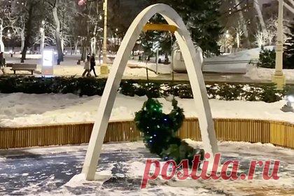 «Ожившая» елка в Москве попала на видео. «Ожившая» елка попала в объективы камер москвичей. На кадрах видно, как мужчина, одетый в костюм елки, раскачивается на качелях на ВДНХ. С головы до ног он обвит разноцветными новогодними гирляндами. Ранее в Приморском крае учитель физкультуры предстал перед детьми на утреннике в костюме Снегурочки.