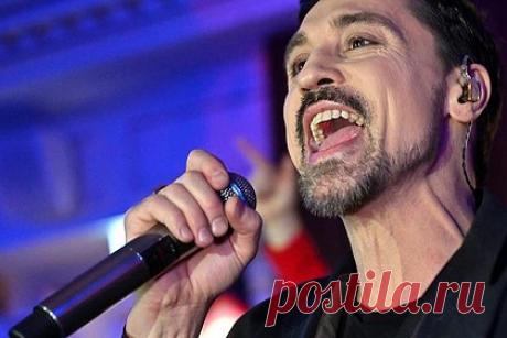 Киркоров и Билан появились на телевидении после «голой вечеринки». Российские певцы Филипп Киркоров и Дмитрий Билан появились на телевидении после участия в «голой вечеринке» блогерши Анастасии Ивлеевой. Артисты приняли участие в телешоу «Маска» на НТВ в качестве жюри. Для участия в телепрограмме Киркоров сменил имидж, надев костюм и покрасив волосы в натуральный оттенок.