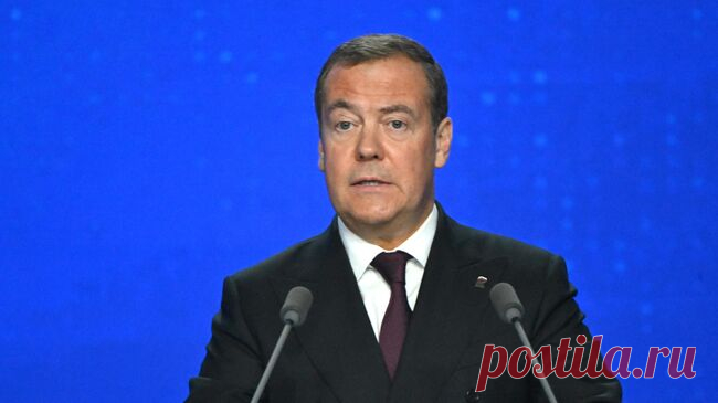 Медведев призвал закрепить идею незаменимости России для Украины