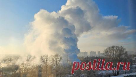 В Кемерове прорвало магистральный теплопровод. В Кемерове прорвало магистральный теплопровод. Об этом сообщает местный Telegram-канал &quot;Кемерово с огоньком&quot;. ЧП привело к появлению в небе над местом происшествия крупного облака пара, которое успели запечатлеть на камеру ...