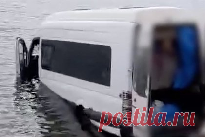 Микроавтобус с туристами укатился в Байкал и попал на видео