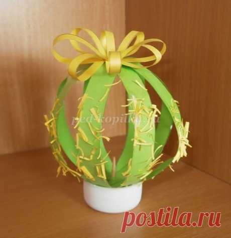 Кактус из бумажных полосок: часть 3 Кактус из бумажных полосок: часть 3Автор Куриганова Ольга Викторовна. Склеиваем по середине полоски Концы полосок приклеиваем к середине Получился цветок с восемью лепестками Зеленый шар - это стебель, а желтый - цветок Приклейте цветок к шару Для горшочка и...