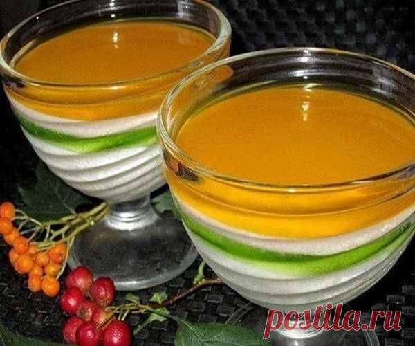 САМЫЕ ВКУСНЫЕ РЕЦЕПТЫ ЖЕЛЕ

1. Шоколадное желе

ИНГРЕДИЕНТЫ:
1 литр молока,
1 стакан сахара,
2 плитки шоколада черного, но можно и молочный(200 гр)
20 гр. желатина.

ПРИГОТОВЛЕНИЕ:
Измельчить шоколад (натереть на терке), смешать его с сахаром и молоком. Смесь вскипятить. Предварительно замоченный в холодном молоке желатин растворить в закипевшей молочно-шоколадной смеси. Хорошо все перемешать и разлить в формочки, поставить в холод. Совет: если хотите желе, выложить из фор...