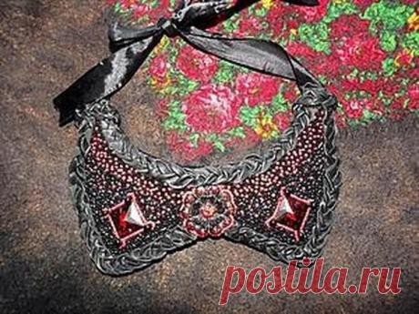 ​Создаем вышитое бисером колье "Воротничок" с элементами кожи: часть 1 Создаем вышитое бисером колье "Воротничок" с элементами кожи: часть 1Автор Кристина (RKL-Queen).&nbsp;"Горловину" колье я прорисовала по тарелочке.На листе бумаги, уже учитывая нашу "горловину", мы делаем эскиз желаемой формы и уже по нему вырезаем фетр.Итак, основа для колье готова,...