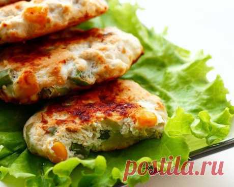 Куриные оладьи с кукурузой и фасолью
100ккал. на 1 порцию.
всего порций:4 

Ингредиенты:
на 4 порции:
2 куриных филе, около 200 г каждое
100 г кукурузных зерен (замороженных или консервированных)
100 г зеленой стручковой фасоли
1 маленькая луковица
2 яйца
1 ч.л. соли
3/4 ч.л. молотой сладкой паприки
1/4 ч.л. черного молотого перца
Куриное филе рубим в блендере или пропускаем через мясорубку. Кладем в миску.

Мелко рубим зеленую фасоль и вместе с кукурузой кладем к фаршу.

...
