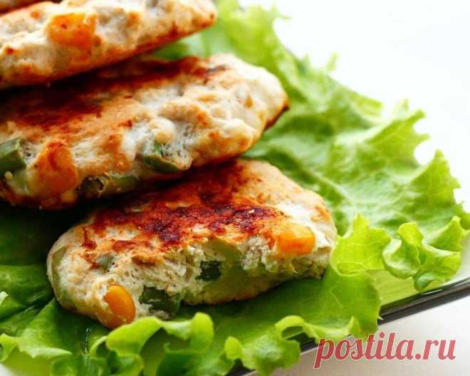 Куриные оладьи с кукурузой и фасолью
100ккал. на 1 порцию.
всего порций:4 

Ингредиенты:
на 4 порции:
2 куриных филе, около 200 г каждое
100 г кукурузных зерен (замороженных или консервированных)
100 г зеленой стручковой фасоли
1 маленькая луковица
2 яйца
1 ч.л. соли
3/4 ч.л. молотой сладкой паприки
1/4 ч.л. черного молотого перца
Куриное филе рубим в блендере или пропускаем через мясорубку. Кладем в миску.

Мелко рубим зеленую фасоль и вместе с кукурузой кладем к фаршу.

...