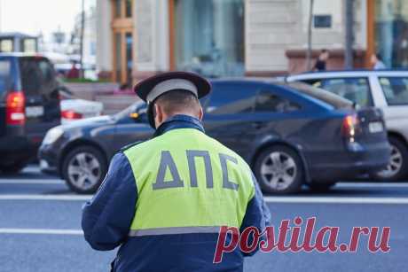 Если инспектор ДПС "тормознул", но к машине не подходит...