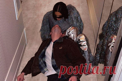 Ким Кардашьян высмеяли в сети за нелепый фотошоп на снимке с новым возлюбленным. Нелепый фотошоп на новом снимке американской телезвезды и бизнесвумен Ким Кардашьян развеселил ее поклонников. Знаменитость впервые поделилась кадром с Питом Дэвидсоном. Пользователи сети заметили, что звезда реалити-шоу изменила цвет ковра, избавившись от геометрического орнамента на полу.