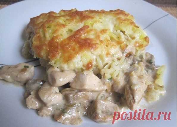 Курица с грибами, запечённая под картофельной шубойИнгредиенты:- 300 гр куриной грудинки (2 шт)- 250 гр грибов (у меня шампиньоны)- 3-4 средних картофелины- 1 луковица- 1 ст. ложка муки- 250 мл молока- 150 гр сливок (у меня 15%)- 100 гр тёртого сыра (сыра лучше не жалеть)- соль, перец, зелень по желанию- растительное масло для жаркиПриготовление:Включить духовку на 180 С.Картофель помыть, полож...