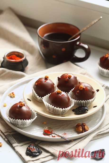 Verdade de sabor: Шоколадные кейкпопсы с черносливом и грецкими орехами / Cake pops de chocolate com ameixas secas e nozes