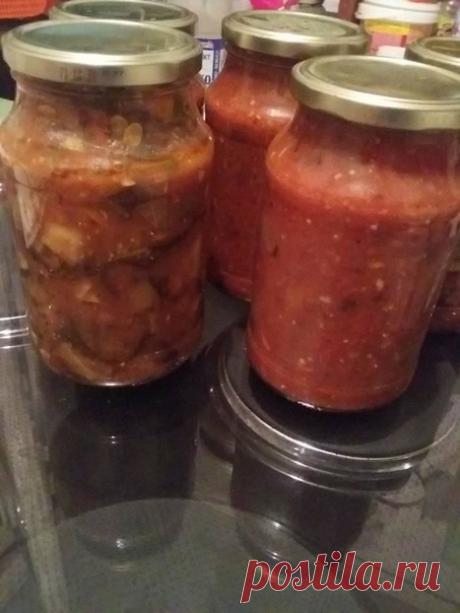 АДЖАПСАНДАЛ

Хочу рассказать об одной популярной у нас закруточке на зиму. Когда лето, жара, много овощей, мало времени, практически нет желания есть( только пить!), но ты понимаешь, что по мере уменьшения жары, желание вкусно поесть точно вернется! Итак, у меня в наборе:
помидоры 2 кг
баклажан 1,5 кг
лук 3 шт (средних)
перец сладкий 10 шт(средних)
масло растительное примерно стакан.
чеснок - жменя в очищенном виде.
перец свежий острый 3 шт.(по желанию). У нас любят острое...