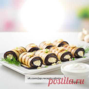 Пост на стене Перекус — 🍆 Рулетики из баклажана с чесноком и кунжутным соусомЛёгкая ПП-закуска: вместо жирного майонеза — йогуртово-кунжутный крем, минимум масла и максимум вкуса.Ингредиенты (на всё блюдо):🥄 Баклажан — 250 г🥄 Сыр твёрдый маложирный (до 30 % жирности) — 40 г🥄 Сметана 10 % — 40 г🥄 Соус кунжутный (даёт насыщенный яркий вкус блюдам, помогает держать ПП без жирных соусов, вкусная низкокалорийная альтернатива) — 5 г — Брала т...