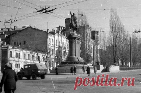 Рабочие отпилили три копыта у коня для демонтажа памятника Щорсу в Киеве. Николай Щорс родился и погиб на Украине.