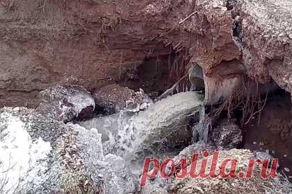 В Марий Эл дамбу деревенского пруда разрушило паводком. В МЧС сообщили, что в Марий Эл прорвало не дамбу, а подмыло водопропускную трубу. «Произошел подмыв водопропускной трубы через переезд», — прокомментировали в МЧС сообщения о разрушении пруда паводком. Там отметили, что паводковая обстановка в норме, подтопления территорий не зафиксировано.