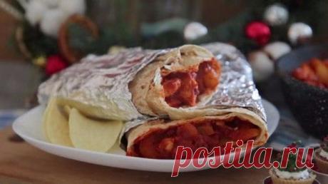 Буррито с лавашем

Ингредиенты:

Лаваш – 2 листа
Куриное филе — 200 г
Перец — 1 шт.
Лук — 50 г
Паста из перца чили — 40 г 
Томатная паста — 80 г
Фасоль (готовая) — по вкусу
Лимонный сок — по вкусу
Растительное масло – опционально 
Соль – по вкусу
Черный молотый перец – по вкусу

Приготовление:

1. Нарежьте кубиками лук и обжарьте до прозрачности на растительном масле. 
2. Нарежьте филе небольшими кубиками, добавьте к луку и обжаривайте несколько минут, время от времени пом...