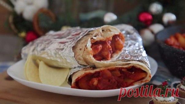 Буррито с лавашем

Ингредиенты:

Лаваш – 2 листа
Куриное филе — 200 г
Перец — 1 шт.
Лук — 50 г
Паста из перца чили — 40 г 
Томатная паста — 80 г
Фасоль (готовая) — по вкусу
Лимонный сок — по вкусу
Растительное масло – опционально 
Соль – по вкусу
Черный молотый перец – по вкусу

Приготовление:

1. Нарежьте кубиками лук и обжарьте до прозрачности на растительном масле. 
2. Нарежьте филе небольшими кубиками, добавьте к луку и обжаривайте несколько минут, время от времени пом...