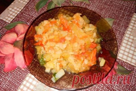 Рагу с цветной капустой и картошкой.

Ингредиенты:
-Кабачок — 1 Штука
-Цветная капуста — 1 Штука
-Морковка — 1 Штука
-Лук — 1-2 Штук
-Картошка — 4-6 Штук
-Помидоры — 2-3 Штук
-Чеснок — 1-2 Зубчиков

Как приготовить "Рагу с цветной капустой и картошкой"

Подготовьте ингредиенты.
Режем мелко лук.

Мелко режем или трем морковку и обжариваем ее с луком.
Потом добавьте кабачки, нарезанные кубиками.

Режем капусту и отправляем в рагу.
Картошку режем кубиками.

Тушим все вместе м...