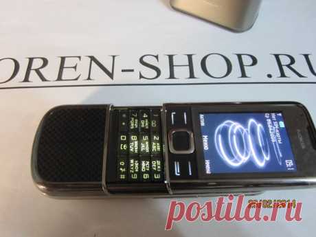 Презентабельный, Nokia 8800 Carbon Arte, пепельный стальной корпус с карбоновыми вставками порадует ценителей изящных и стильных штучек. Это сборная модель, т.е. внутри корпуса телефона Nokia 8800 Carbon Arte установлена материнская плата от Nokia 6600 Slide. Отличий от оригинальной Нокии 8800 по интерфейсу (меню), установленным приложениям, меню СМС, записной книжке, календарю, настройкам и т.д. практически нет. При постукивании по нему, на экране появляются часы. Памяти в телефоне 2 Гб. Жми.