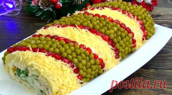 Изумительно красивый и вкусный салат на новогодние праздники «Король стола»

Приготовьте его на Новый Год и пусть ваши гости обалдеют!

 РЕКОМЕНДУЕМ ПОДПИСАТЬСЯ!

Для приготовления салатика возьмем:
250-300 г куриного филе;
5-6 картошек;
4 куриных яйца;
4 свежих огурчика;
50 г перетертых грецких орешков;
50 г кураги или чернослива;
Майонез для заправки.

Для украшения салата:
Баночка консервированного горошка;
Твердый сыр;
Пучок кинзы;
Гранат.

Готовим новогодний салат:
Дл...