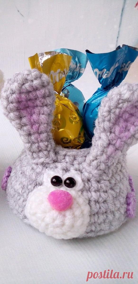 PDF Зайкомобиль крючком. FREE crochet pattern; Аmigurumi toy patterns. Амигуруми схемы и описания на русском. Вязаные игрушки и поделки своими руками #amimore - маленькая машика в виде зайчика, зайка, заяц, зайчонок, украшение на Пасху, подставка для яиц.