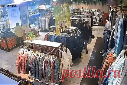 Под женщиной в торговом центре обвалился пол. В Китае под покупательницей в торговом центре обвалился пол. Инцидент произошел в городе Чжэньцзян, провинция Цзянсу. В ролике видно, как женщина заходит в магазин одежды и рассматривает товары в центре зала. В какой-то момент пол под ней начинает проваливаться, и она падает в образовавшуюся дыру вместе с рейлами.