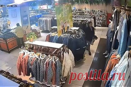 Под женщиной в торговом центре обвалился пол. В Китае под покупательницей в торговом центре обвалился пол. Инцидент произошел в городе Чжэньцзян, провинция Цзянсу. В ролике видно, как женщина заходит в магазин одежды и рассматривает товары в центре зала. В какой-то момент пол под ней начинает проваливаться, и она падает в образовавшуюся дыру вместе с рейлами.