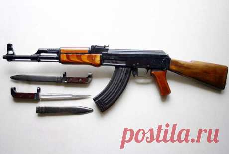 Автомат АК-47 патрон калибр 7,62 мм. Устройство. Скорострельность - Мир оружия - медиаплатформа МирТесен АК-47 - автомат Калашникова калибр 7,62-мм принятый на вооружение в СССР в 1949 году; индекс ГРАУ — 56-А-212. Был сконструирован в 1947 году М. Т. Калашниковым. АК и его модификации являются самым распространённым стрелковым оружием в мире. По имеющимся оценкам, к этому типу (включая лицензионные и