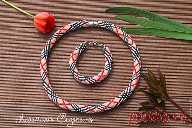 Жгут из бисера колье на шею 'Burberry' Купить или заказать Жгут из бисера колье на шею 'Burberry' в интернет-магазине на Ярмарке Мастеров. Жгут из бисера с самым модным и самым актуальном принтом выполнен из качественного чешского бисер. ВНИМАНИЕ !!! ЦЕНА ЗА КОМПЛЕКТ!!! СУПЕР ПРЕДЛОЖЕНИЕ!!! Жгут очень приятный на ощупь. Застежка не жгуте магнитная супер удобная и качественная, браслет застегивается на кнопку, также очень удобная застежка. Все украшения я создаю только в хо...