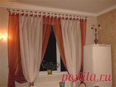 Двойные бело-рыжие шторы для кухни