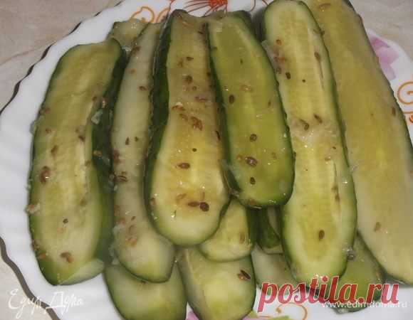 Малосольные огурчики без рассола Быстрый вариант малосольных огурцов. Делаю их с вечера, утром они уже готовы. Не надо возиться и варить рассол. Быстро, просто и удобно. А главное огурчики получаются очень вкусными и хрустящими. ИНГРЕДИЕНТЫ огурцы свежие 1 кг соль 1 ст...