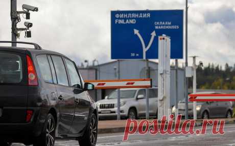 Финская таможня назвала, кому можно въезжать на российских машинах. Дипломаты, граждане ЕС и члены их семей, а также просители убежища все еще могут въехать в Финляндию на личном автомобиле с российскими номерами. Автобусам также разрешен въезд в страну, подчеркнула финская таможня