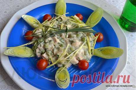 Красивый салат с курицей, сыром и зелёным горошком | Любимые рецепты