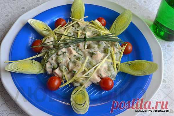 Красивый салат с курицей, сыром и зелёным горошком | Любимые рецепты