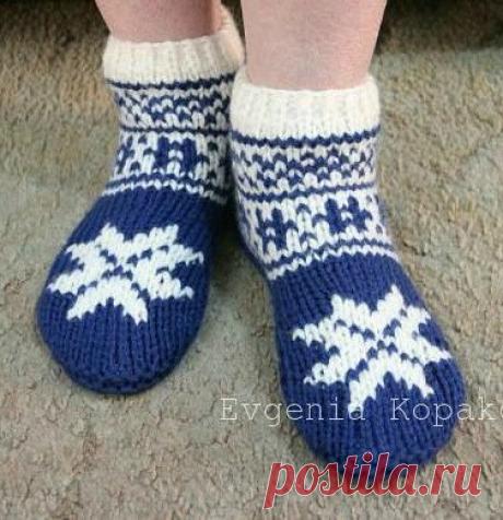 Новогодние тапочки-носочки с орнаментом своими руками.
Вязание на двух спицах.Мастер класс.