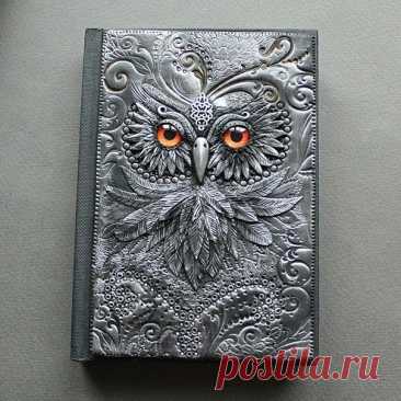 Волшебные записные книги художницы из Латвии Анико Колесникова - художница из Латвии, хотя сейчас она живет и работает в Англии под именем Mandarin Duck. Забавные и серьезные, все эти книжки поражают внимательностью к деталям и любовью, с которой Анико их создает. Шикарные обложки для блокнотов - далеко не единственное, с чем...