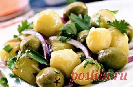 Теплый картофельный салат с маслинами и перцем